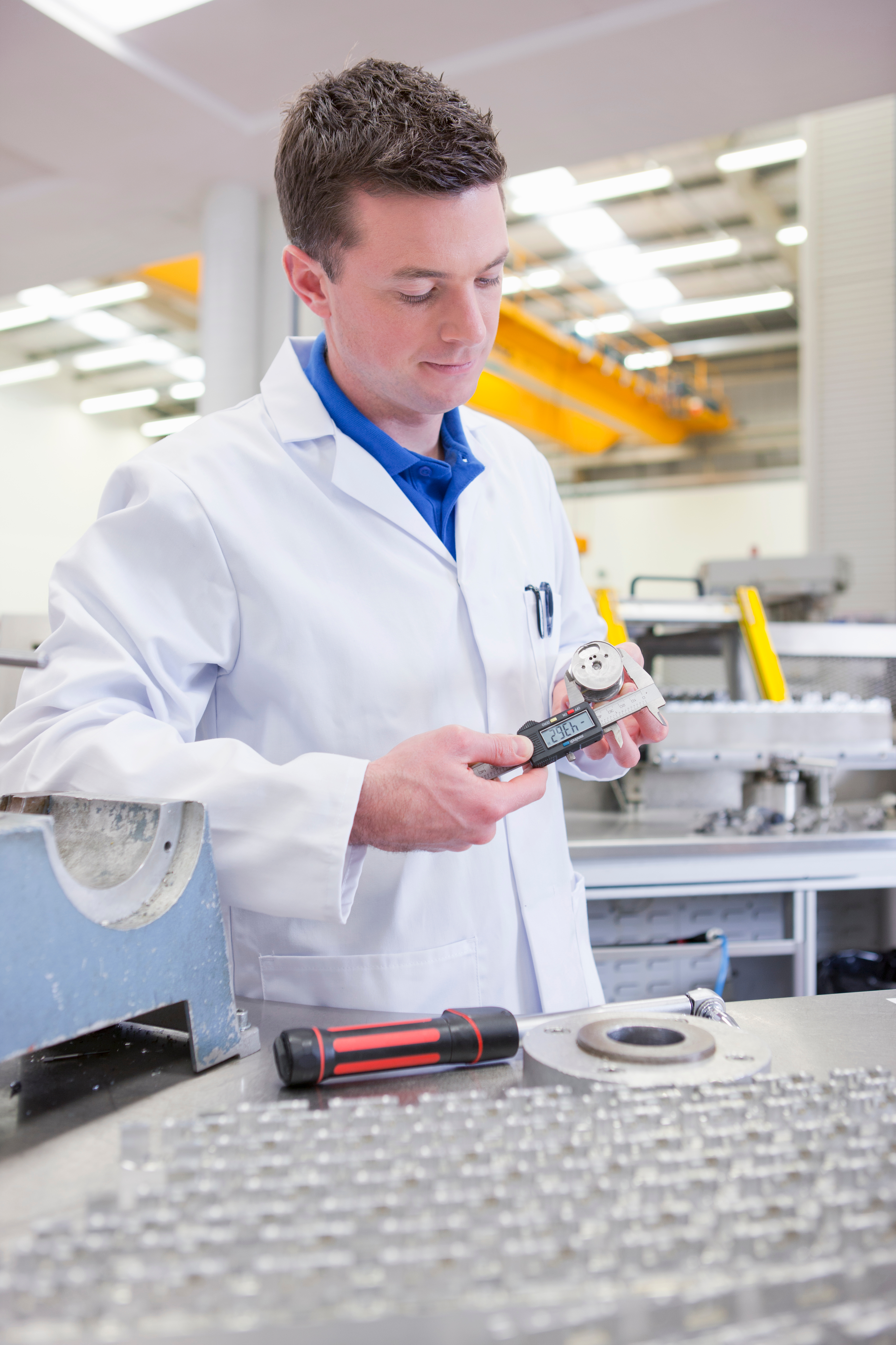 Ingenieur bei der Präzisionsmessung